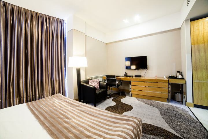 Room 5 of 33