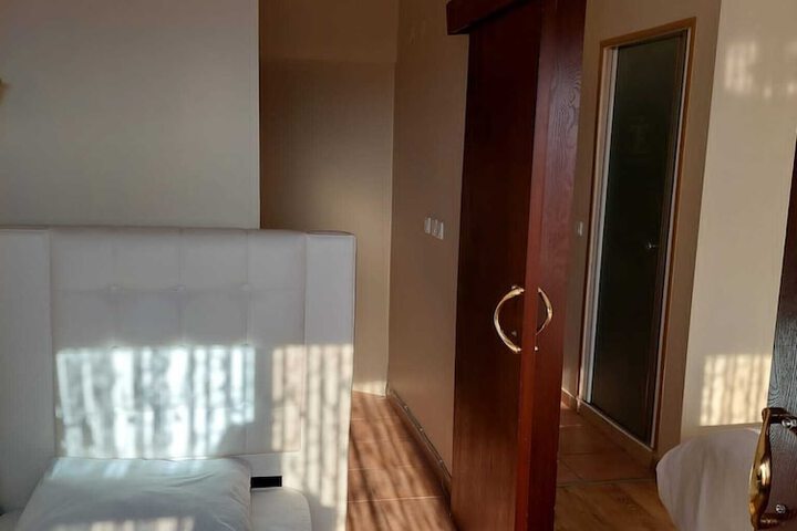 Room 7 of 8