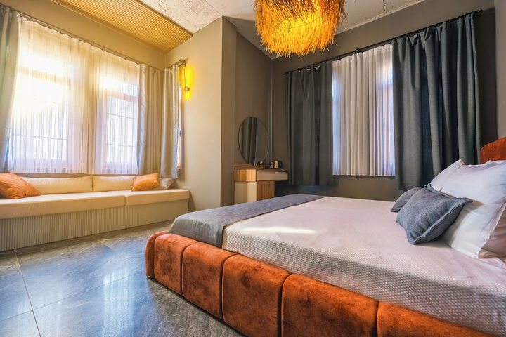 Room 4 of 18