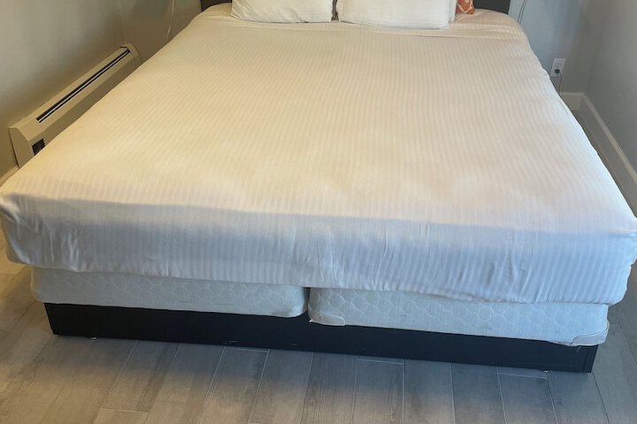 Room 9 of 16