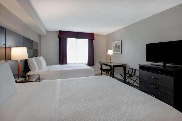 2 Queen Beds (7 of 17)