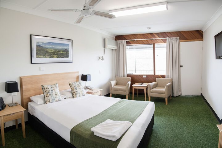 Room 3 of 73