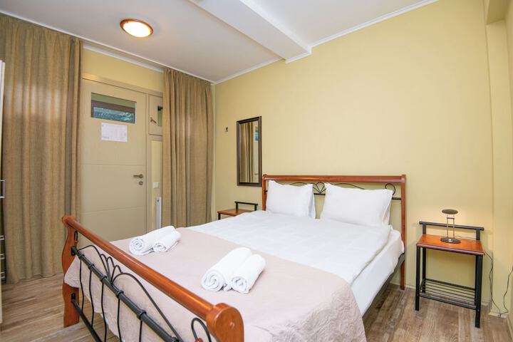Room 6 of 18