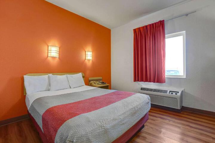 1 Queen Bed (8 of 13)
