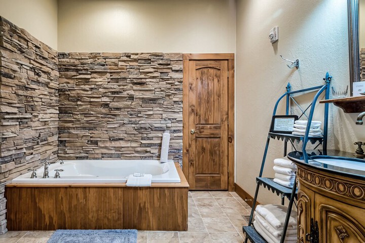 Snug Hug Queen Suite with Fireplace (58 of 131)