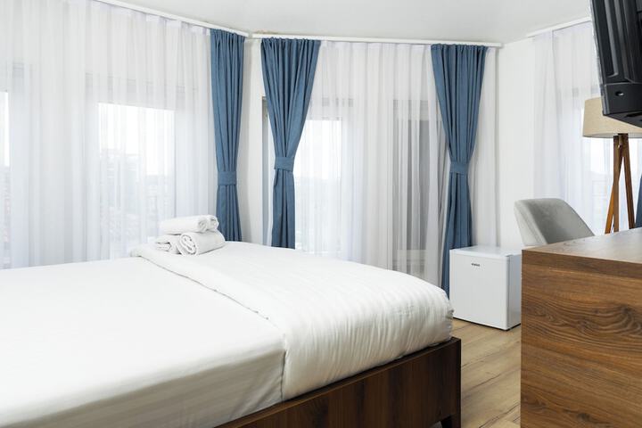 Room 3 of 27