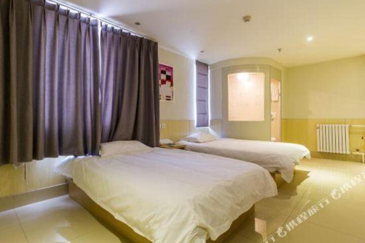 Yibai Hotel (Baihua Road store west square Baoding railway station)
