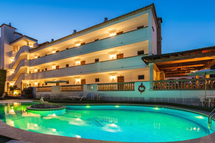 Apartamentos Sa Torre Y Rent a Car Sureda Mas