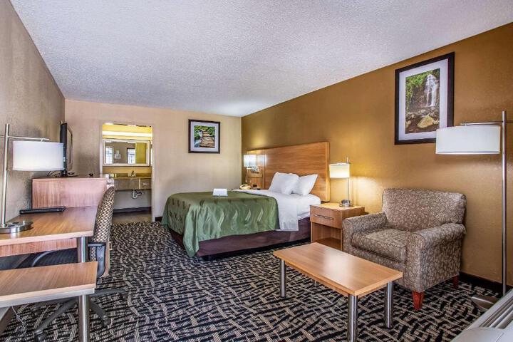 1 Queen Bed (4 of 10)