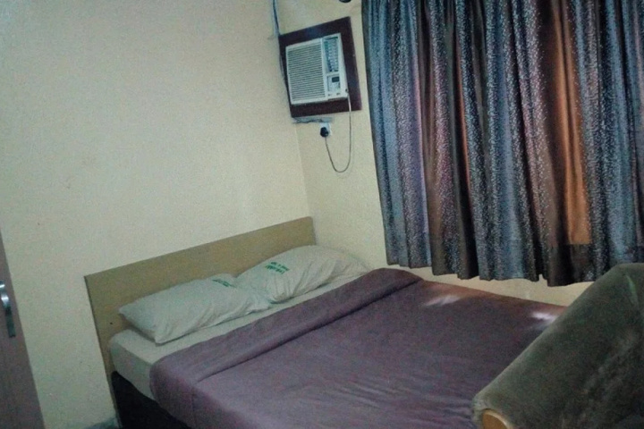 Room 6 of 13