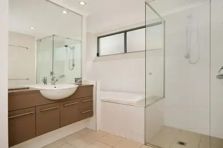 Room 4 of 12