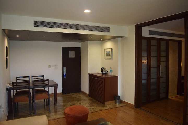 Room 6 of 12