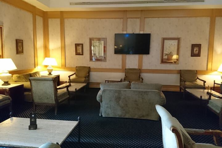 Lounge 72 of 87