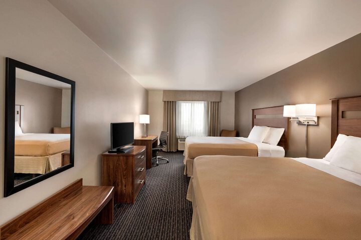 1 Queen Bed (6 of 10)