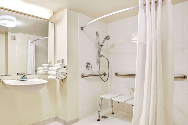 2 Double Beds Poolside Pet Friendly (4 of 11)