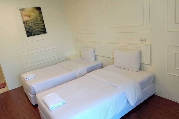 Room 10 of 32