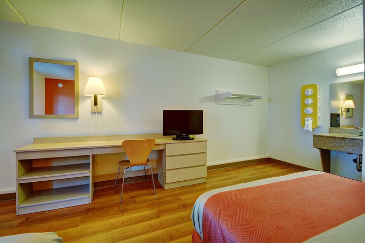 1 Queen Bed Micfridge (2 of 13)