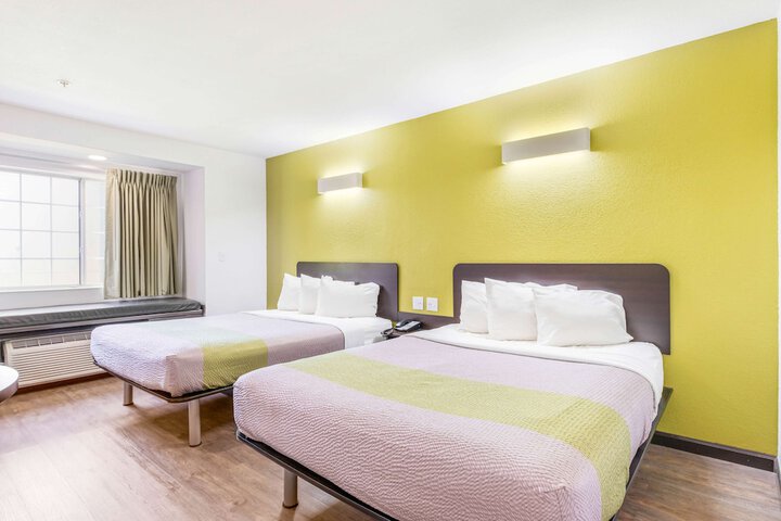 1 Queen Bed (4 of 10)