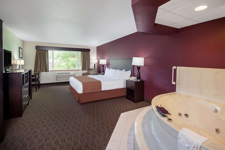 1 King Bed Second Floor No Elevator (13 of 13)