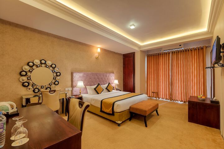 Room 8 of 33