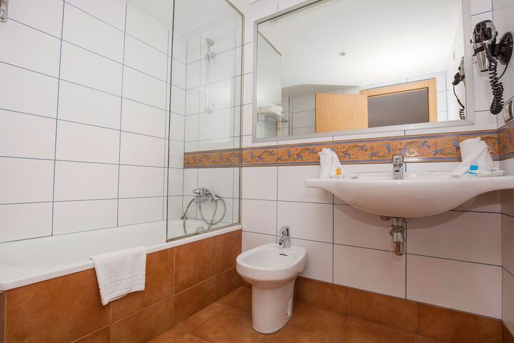 Room 10 of 27