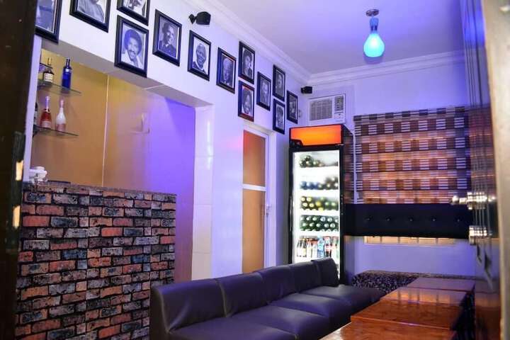 Lounge 15 of 20
