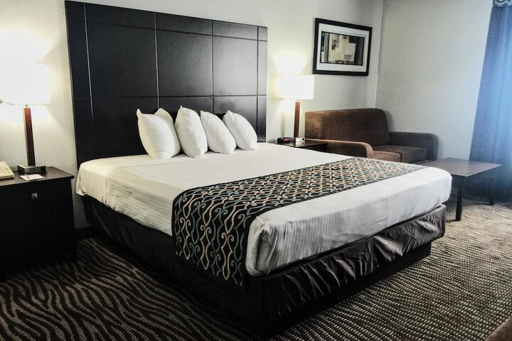 1 King Bed High Speed Internet Accessible Sofa Bed Microwave and Refrigerator Desk Full Breakfast (15 of 16)