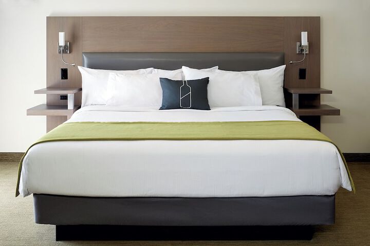 1 King Bed (4 of 18)