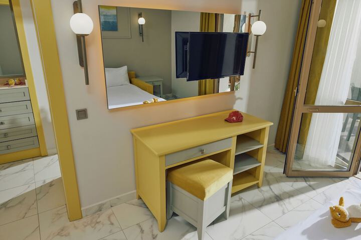 Room 15 of 83