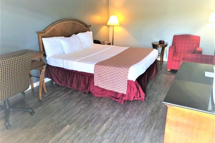 Deluxe Room 1 King Bed (10 of 13)