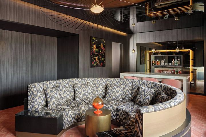 Lounge 102 of 146