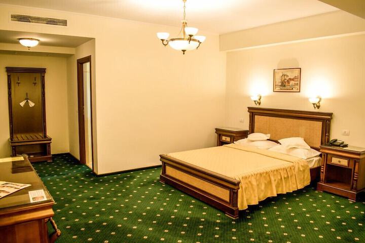 Room 4 of 28