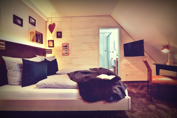 Room 2 of 75