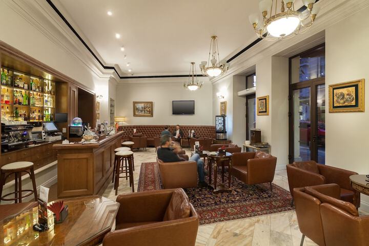 Lounge 34 of 41