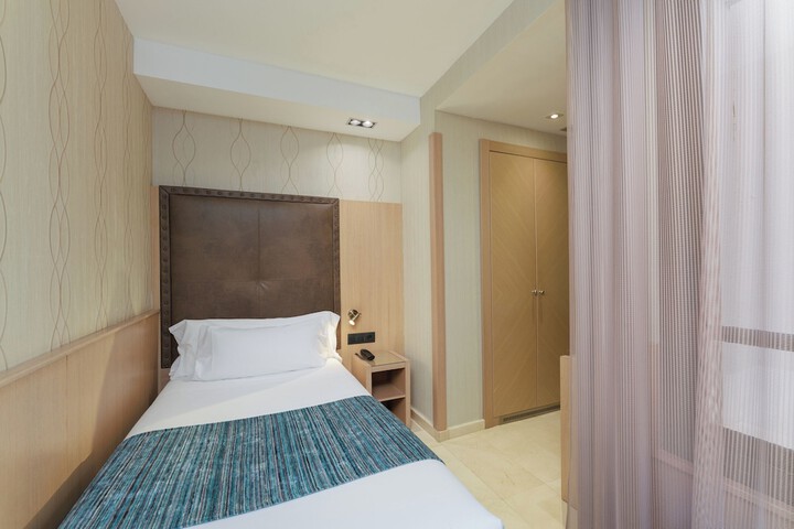 Room 22 of 68