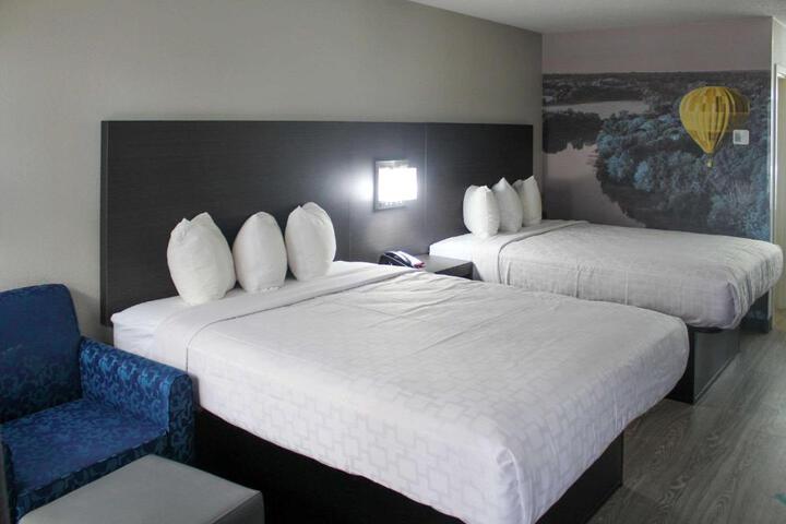 2 Queen Beds (2 of 6)