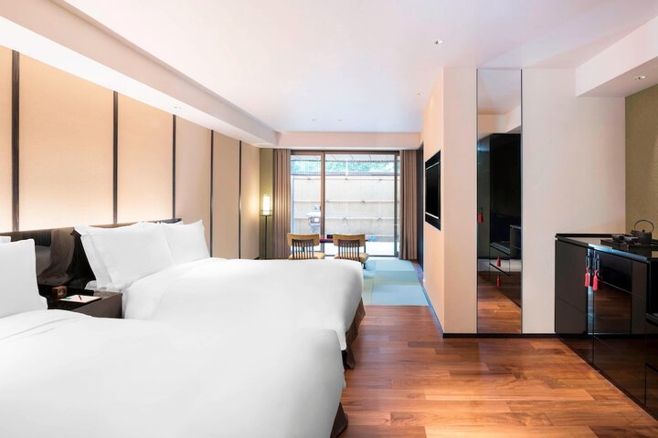 Room 16 of 122