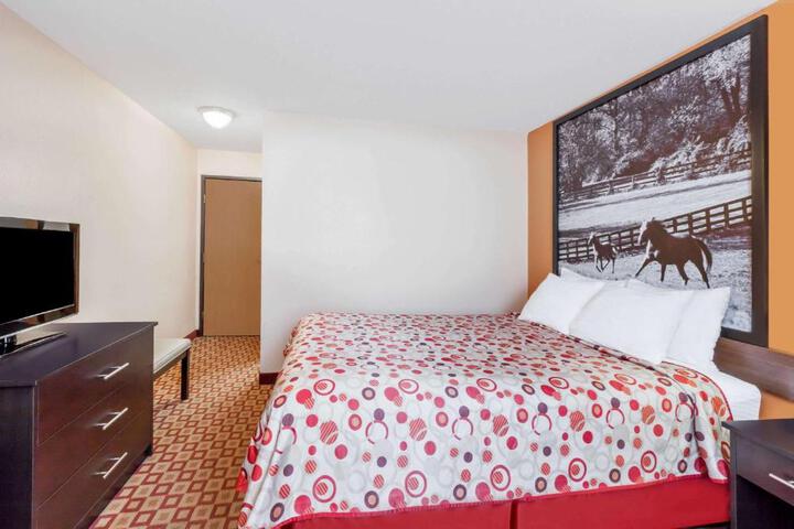 1 Queen Bed (3 of 8)