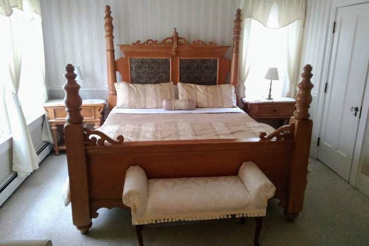 Room 2 of 10