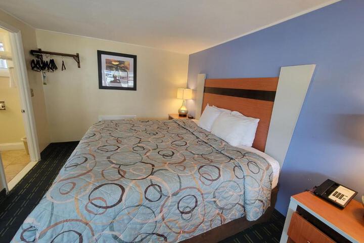1 King Bed (6 of 7)