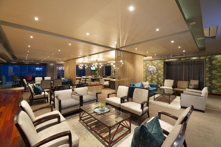 Lounge 63 of 84