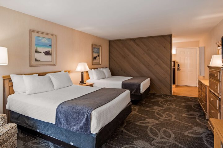 1 Queen Bed (11 of 14)