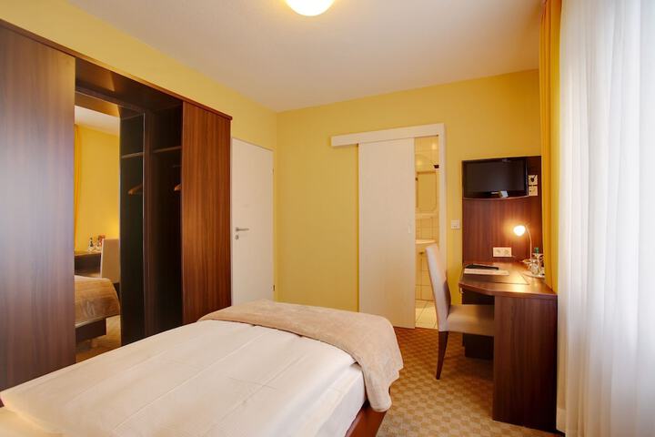Room 5 of 46