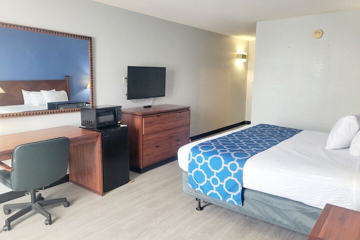 1 King Bed (4 of 14)