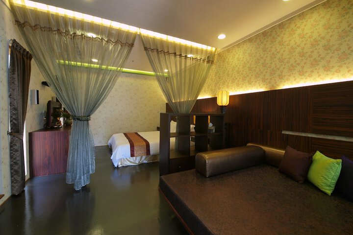 Room 6 of 63
