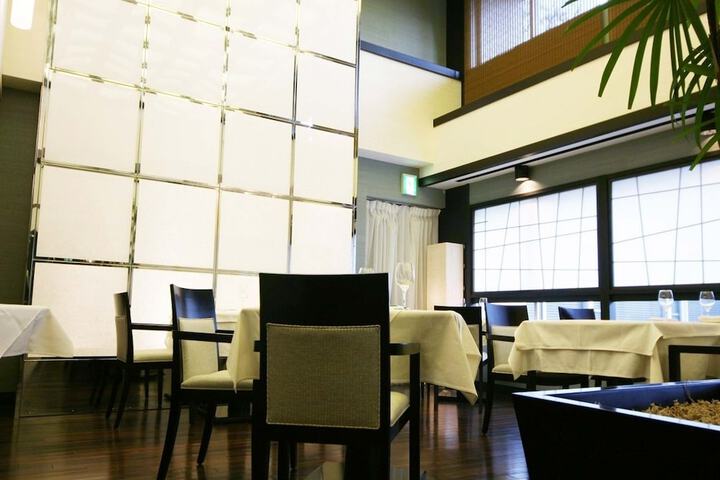 Dining 74 of 99