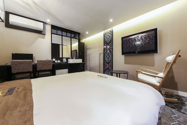 Room 6 of 48