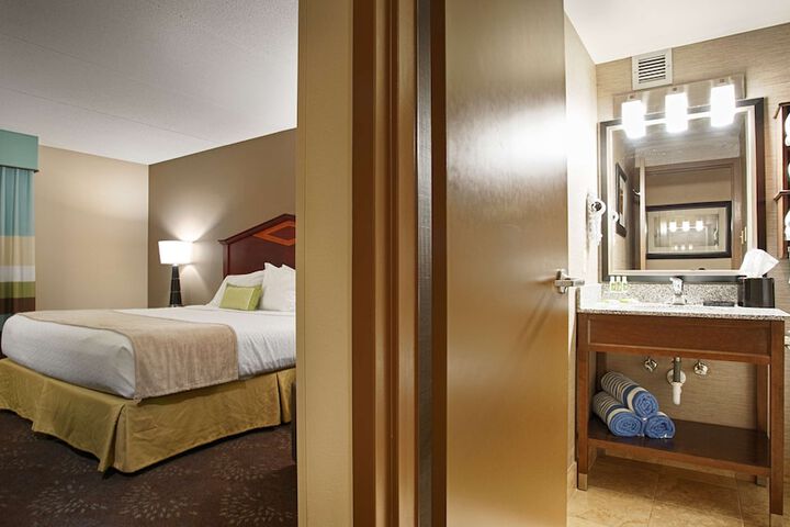 1 King Accessible Comm Assist Bathtub Microwave, Refrigerator WiFi Full Breakfast (3 of 8)