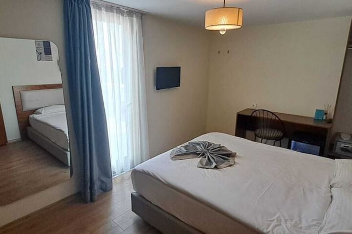 Room 12 of 27