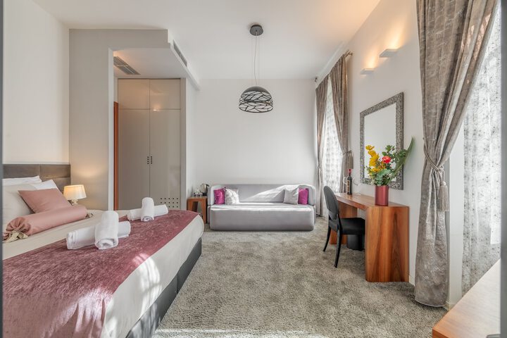 Room 27 of 48